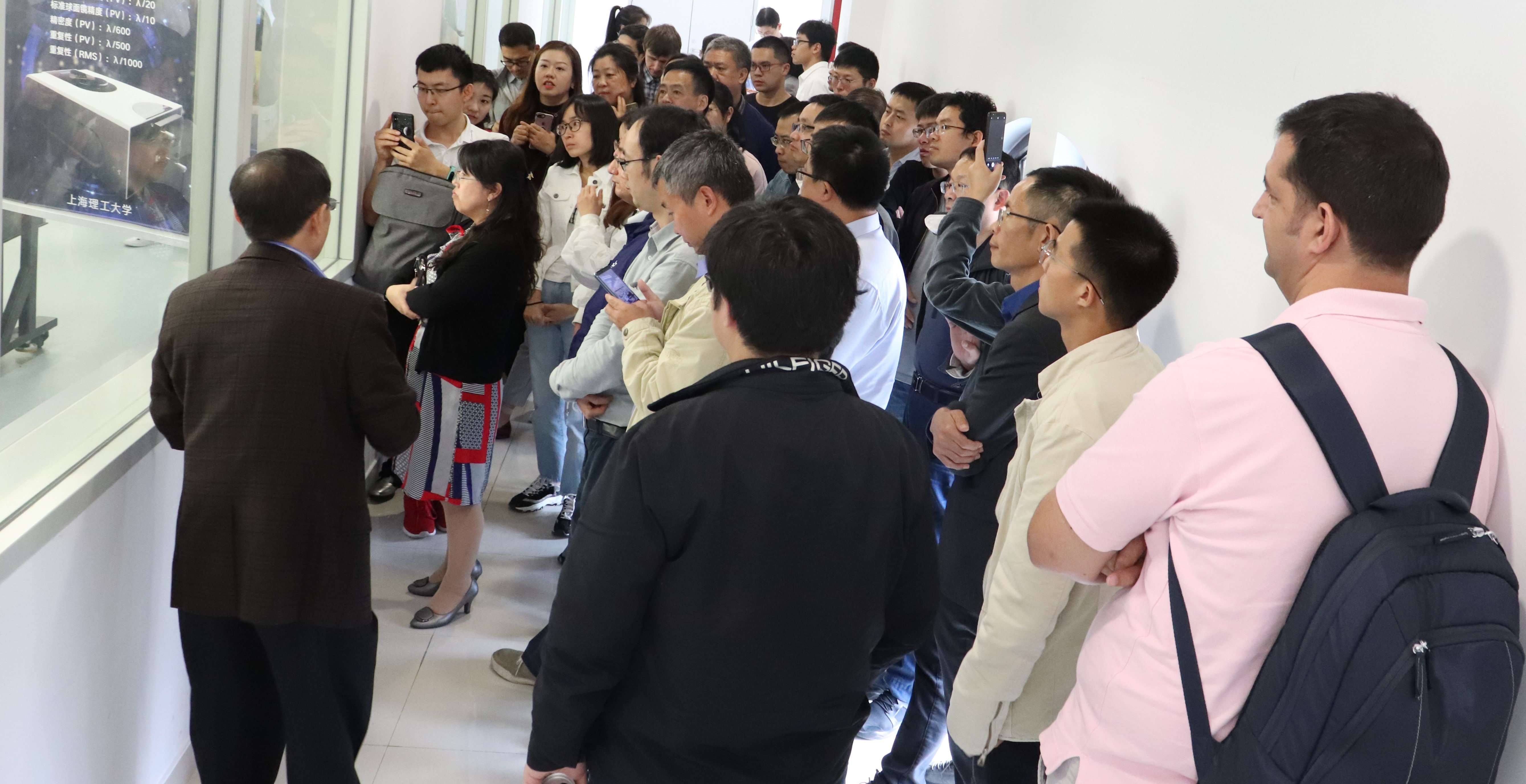 与会专家参观超净干涉仪实验室.jpg